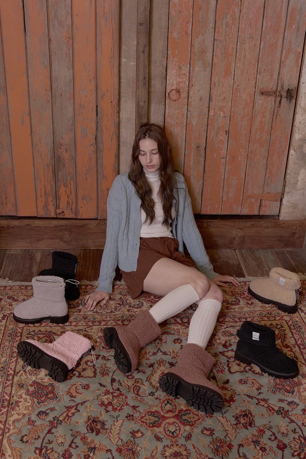 세련된 스타일을 완성하는 엠버 퍼 투웨이 미들 부츠(BROWN)_B5555입니다. 부드러운 퍼 소재와 따뜻한 안감이 가을, 겨울철 추위로부터 발을 보호하며, 라운드 토우 디자인으로 편안한 착용감을 선사합니다. 브라운 컬러의 무지 디자인은 어떤 스타일에도 잘 어울리며, 청키힐 굽으로 안정감 있는 활동성을 보장합니다. 지퍼 여밈과 미들컷 탑라인, 투웨이 착용 가능 디자인으로 실용성을 더하여 출근룩과 모임룩, 클래식, 미니멀, 캐주얼 스타일 모두 소화 가능합니다.
