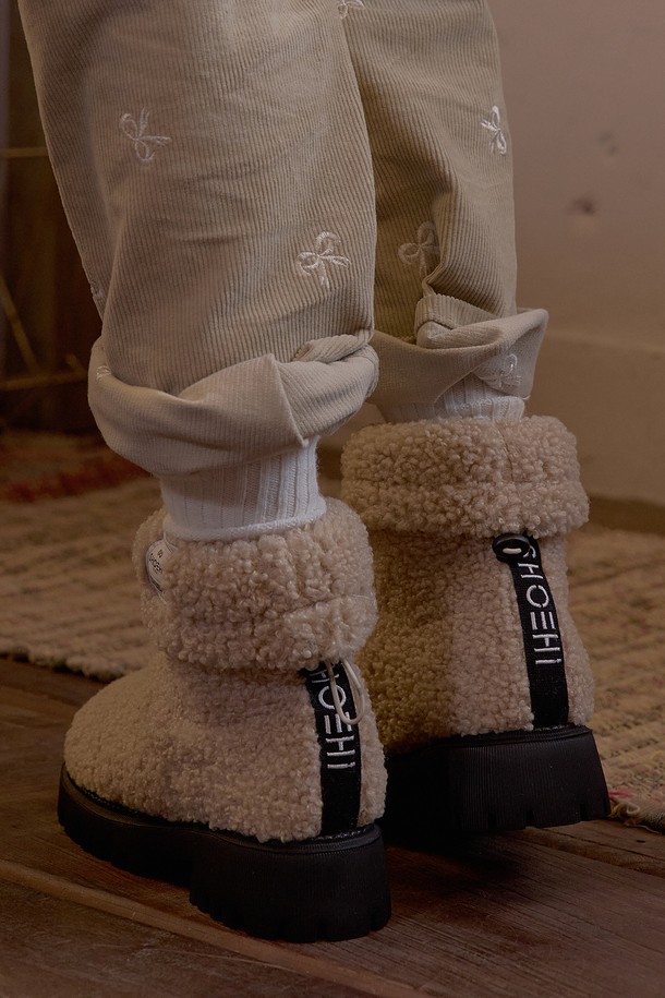 엠버 퍼 투웨이 미들 부츠(BEIGE)_B5555는 여성용 미들 부츠입니다. 베이지 컬러에 라운드토 디자인으로, 캐주얼, 미니멀, 클래식 스타일을 연출하기 좋습니다. 가을, 겨울 시즌에 착용하기 적합하며, 안감과 주요 소재가 퍼로 제작되어 보온성을 높였습니다. 투웨이 방식으로 다양한 스타일링이 가능하며, 출근룩, 모임룩 등 TPO에 맞춰 활용할 수 있습니다.
