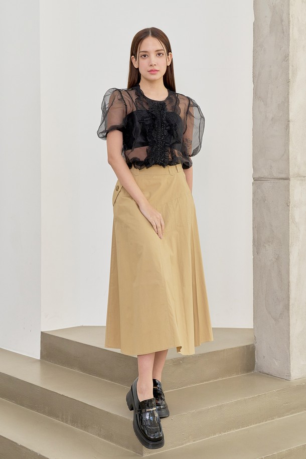 제니 테슬 플랫폼 로퍼(BLACK ENAMEL)_L2536은 시크하고 미니멀한 스타일을 추구하는 여성들을 위한 로퍼입니다. 6cm 굽 높이의 플랫폼 디자인으로 다리 라인을 더욱 아름답게 연출하며, 오염 방지에 강한 프리미엄 비건 레더를 사용하여 편안함과 스타일을 동시에 잡았습니다. 블랙 에나멜 소재는 세련된 분위기를 더하며, 실버 플레이트 디테일과 태슬 디자인이 고급스러움을 더합니다. 데이트룩, 오피스룩, 모임룩 등 다양한 TPO에 매치하여 클래식하면서도 세련된 룩을 완성해보세요. 커스텀 개발 아웃솔과 로고 엠보싱 아웃솔이 섬세한 마감과 함께 편안한 착용감을 제공합니다.
