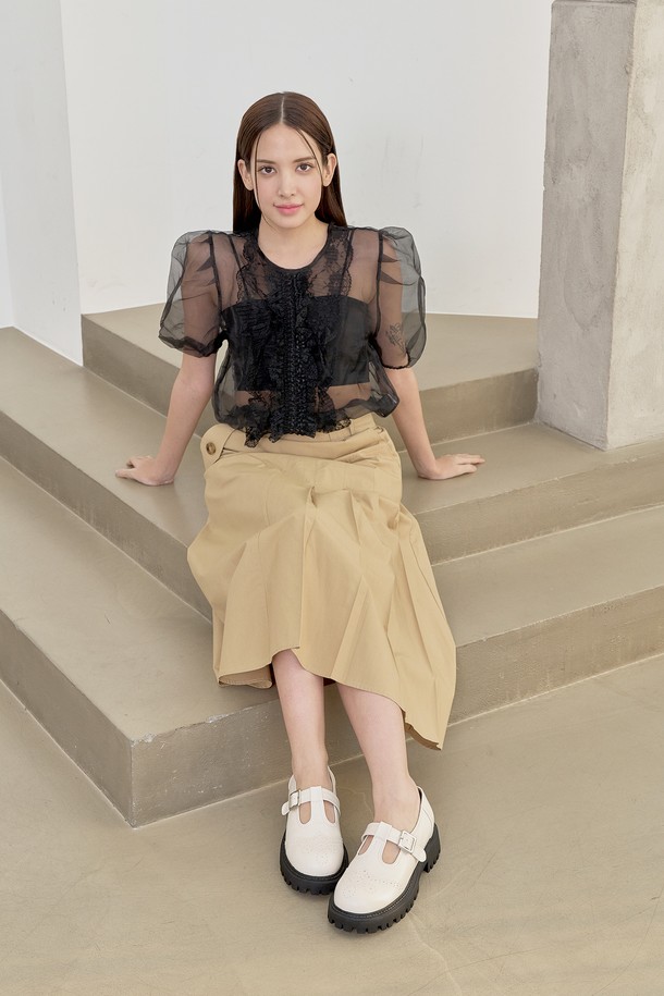 아델라 벨트 플랫폼 로퍼(IVORY)_L2402는 여성용 로퍼로, 봄, 여름, 가을 계절에 착용하기 좋습니다. 아이보리 컬러의 라운드 앞코 디자인에 비건 가죽 소재를 사용하여 편안함을 더했습니다. 4cm 플랫폼 굽과 탈부착 가능한 패드 버클, 스티치 디테일이 특징이며, 발볼이 넓은 분들도 편안하게 착용할 수 있습니다. 데이트룩, 쇼핑룩 등 다양한 TPO에 클래식, 미니멀, 캐주얼 스타일로 연출하기 좋으며, 내구성이 뛰어난 우레탄 아웃솔과 스테인 방지 기능으로 실용성을 높였습니다. 편당 381g으로 제작되었습니다.
