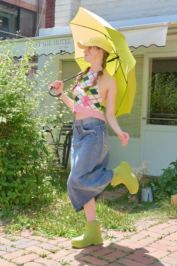 로즈 스트링 벨트 레인부츠(GREEN)_R0017은 초경량 EVA 소재로 제작되어 가볍고 편안한 착용감을 제공하며, 5cm의 로우힐로 일상생활은 물론 우천시에도 부담 없이 신을 수 있습니다. 그린 색상의 앵클 기장 레인부츠로, 라운드 앞코와 드로우스트링, 벨트 디테일이 특징이며, 끈과 벨트로 여밀 수 있습니다. 방수 기능이 있어 봄, 여름, 가을철에 유용하며, 무지 패턴으로 다양한 스타일에 잘 어울립니다.
