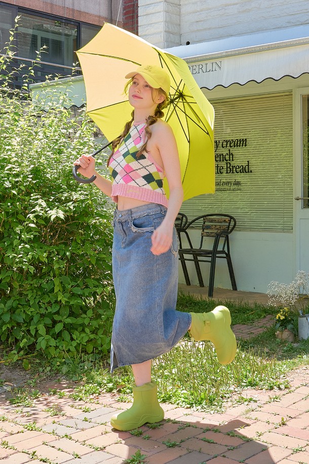 로즈 스트링 벨트 레인부츠(GREEN)_R0017은 초경량 EVA 소재로 제작되어 가볍고 편안한 착용감을 제공하며, 5cm의 로우힐로 일상생활은 물론 우천시에도 부담 없이 신을 수 있습니다. 그린 색상의 앵클 기장 레인부츠로, 라운드 앞코와 드로우스트링, 벨트 디테일이 특징이며, 끈과 벨트로 여밀 수 있습니다. 방수 기능이 있어 봄, 여름, 가을철에 유용하며, 무지 패턴으로 다양한 스타일에 잘 어울립니다.
