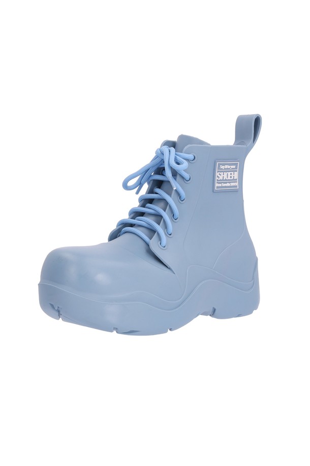 로라 레이스업 레인부츠(BLUE)_R0010은 우천시뿐 아니라 일상에서도 활용하기 좋은 여성용 레인부츠입니다. 블루, 블랙, 아이보리 색상으로 출시되었으며, 레이스업 디자인과 로고 디테일이 돋보입니다. 4.5cm의 로우힐과 키높이 인솔, 방수 및 경량 PVC 소재로 제작되어 편안한 착용감을 제공하며, 봄, 여름, 가을에 착용하기 좋습니다.
