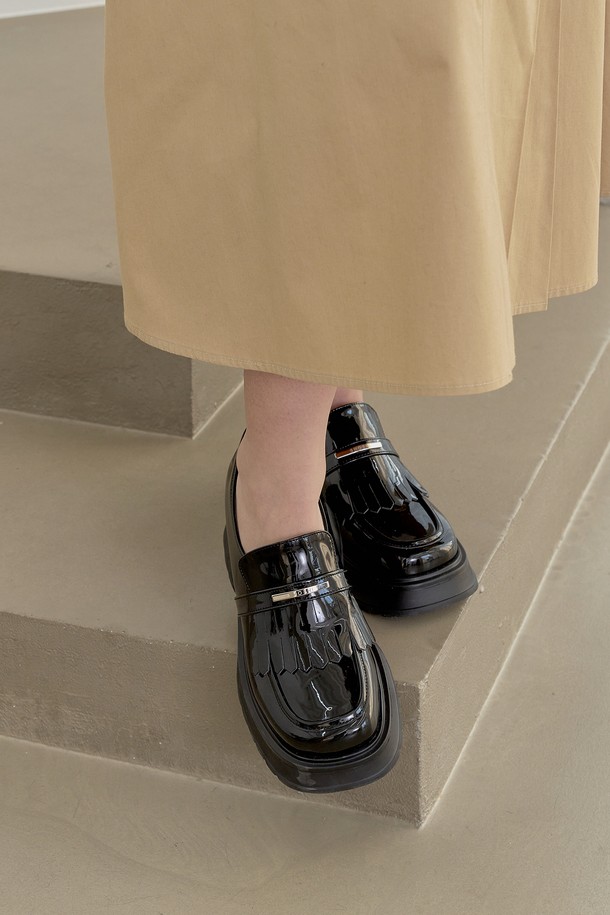 제니 테슬 플랫폼 로퍼(BLACK ENAMEL)_L2536은 시크하고 미니멀한 스타일을 추구하는 여성들을 위한 로퍼입니다. 6cm 굽 높이의 플랫폼 디자인으로 다리 라인을 더욱 아름답게 연출하며, 오염 방지에 강한 프리미엄 비건 레더를 사용하여 편안함과 스타일을 동시에 잡았습니다. 블랙 에나멜 소재는 세련된 분위기를 더하며, 실버 플레이트 디테일과 태슬 디자인이 고급스러움을 더합니다. 데이트룩, 오피스룩, 모임룩 등 다양한 TPO에 매치하여 클래식하면서도 세련된 룩을 완성해보세요. 커스텀 개발 아웃솔과 로고 엠보싱 아웃솔이 섬세한 마감과 함께 편안한 착용감을 제공합니다.
