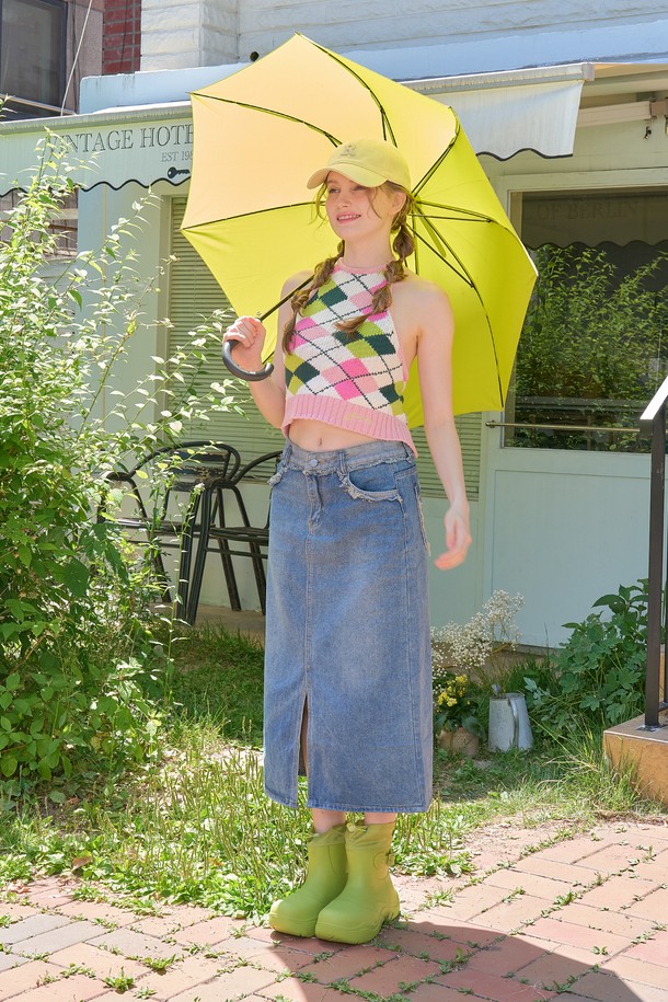 로즈 스트링 벨트 레인부츠(GREEN)_R0017은 초경량 EVA 소재로 제작되어 가볍고 편안한 착용감을 제공하며, 5cm의 로우힐로 일상생활은 물론 우천시에도 부담 없이 신을 수 있습니다. 그린 색상의 앵클 기장 레인부츠로, 라운드 앞코와 드로우스트링, 벨트 디테일이 특징이며, 끈과 벨트로 여밀 수 있습니다. 방수 기능이 있어 봄, 여름, 가을철에 유용하며, 무지 패턴으로 다양한 스타일에 잘 어울립니다.
