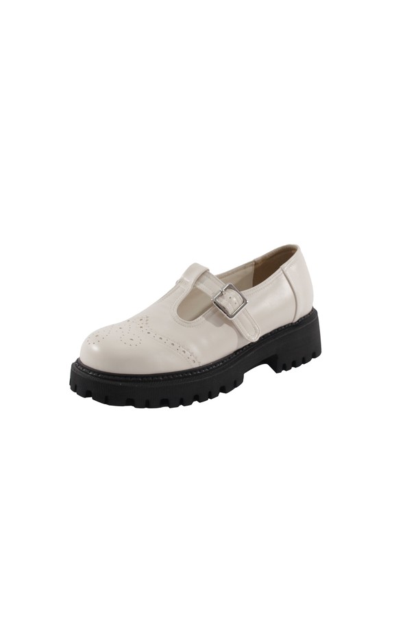 아델라 벨트 플랫폼 로퍼(IVORY)_L2402는 여성용 로퍼로, 봄, 여름, 가을 계절에 착용하기 좋습니다. 아이보리 컬러의 라운드 앞코 디자인에 비건 가죽 소재를 사용하여 편안함을 더했습니다. 4cm 플랫폼 굽과 탈부착 가능한 패드 버클, 스티치 디테일이 특징이며, 발볼이 넓은 분들도 편안하게 착용할 수 있습니다. 데이트룩, 쇼핑룩 등 다양한 TPO에 클래식, 미니멀, 캐주얼 스타일로 연출하기 좋으며, 내구성이 뛰어난 우레탄 아웃솔과 스테인 방지 기능으로 실용성을 높였습니다. 편당 381g으로 제작되었습니다.
