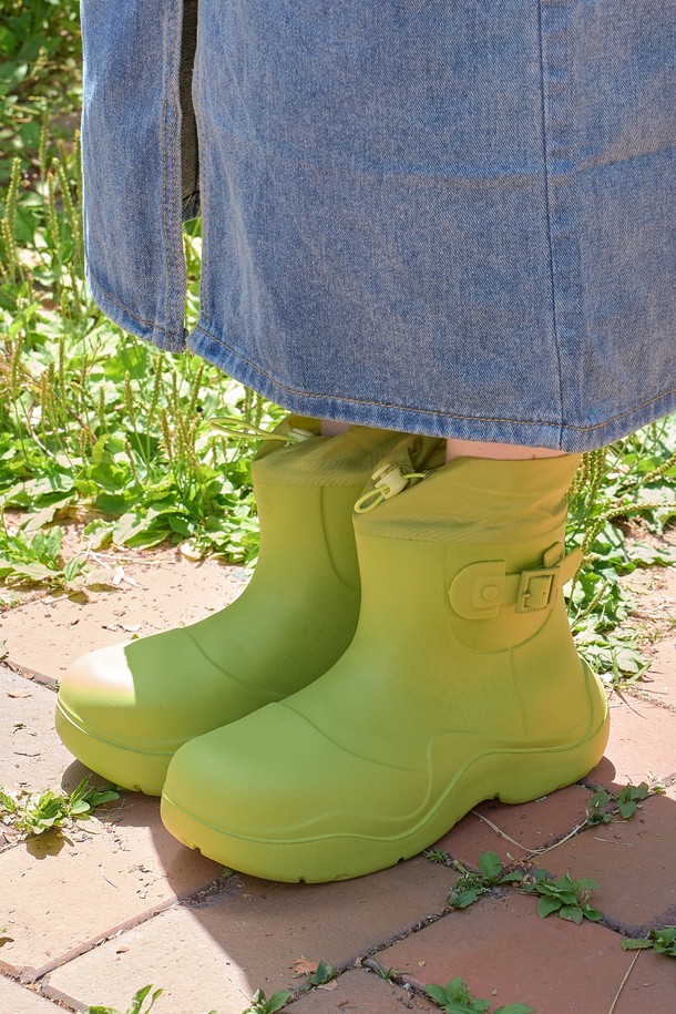 로즈 스트링 벨트 레인부츠(GREEN)_R0017은 초경량 EVA 소재로 제작되어 가볍고 편안한 착용감을 제공하며, 5cm의 로우힐로 일상생활은 물론 우천시에도 부담 없이 신을 수 있습니다. 그린 색상의 앵클 기장 레인부츠로, 라운드 앞코와 드로우스트링, 벨트 디테일이 특징이며, 끈과 벨트로 여밀 수 있습니다. 방수 기능이 있어 봄, 여름, 가을철에 유용하며, 무지 패턴으로 다양한 스타일에 잘 어울립니다.
