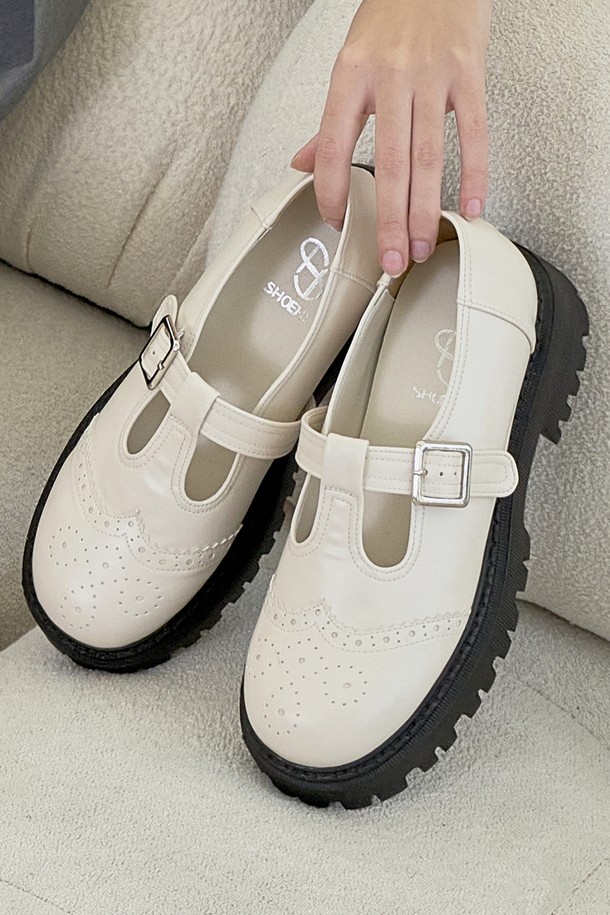 아델라 벨트 플랫폼 로퍼(IVORY)_L2402는 여성용 로퍼로, 봄, 여름, 가을 계절에 착용하기 좋습니다. 아이보리 컬러의 라운드 앞코 디자인에 비건 가죽 소재를 사용하여 편안함을 더했습니다. 4cm 플랫폼 굽과 탈부착 가능한 패드 버클, 스티치 디테일이 특징이며, 발볼이 넓은 분들도 편안하게 착용할 수 있습니다. 데이트룩, 쇼핑룩 등 다양한 TPO에 클래식, 미니멀, 캐주얼 스타일로 연출하기 좋으며, 내구성이 뛰어난 우레탄 아웃솔과 스테인 방지 기능으로 실용성을 높였습니다. 편당 381g으로 제작되었습니다.
