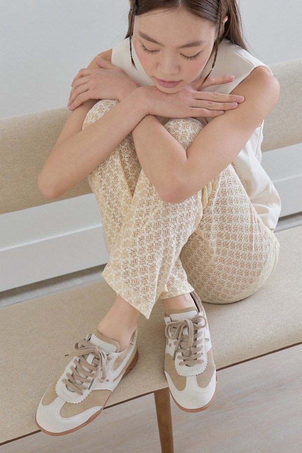 플로리 소가죽 스웨이드 스니커즈(BEIGE)_SN2027는 부드러운 소가죽 스웨이드 소재와 1.5cm 로우힐 굽으로 편안한 착화감을 제공하는 여성 스니커즈입니다. 베이지 색상의 라운드 앞코 디자인으로, 캐주얼, 클래식, 미니멀 스타일 모두 소화 가능하며, 사계절 내내 활용할 수 있습니다. 동네 마실룩, 쇼핑룩, 산책룩 등 다양한 TPO에 어울리는 데일리 슈즈로, 뛰어난 그립감과 내구성을 자랑합니다. 레이스업 방식으로 간편하게 착용할 수 있으며, 로우컷 탑라인으로 발목을 시원하게 드러냅니다. 발볼은 보통으로 제작되었습니다.
