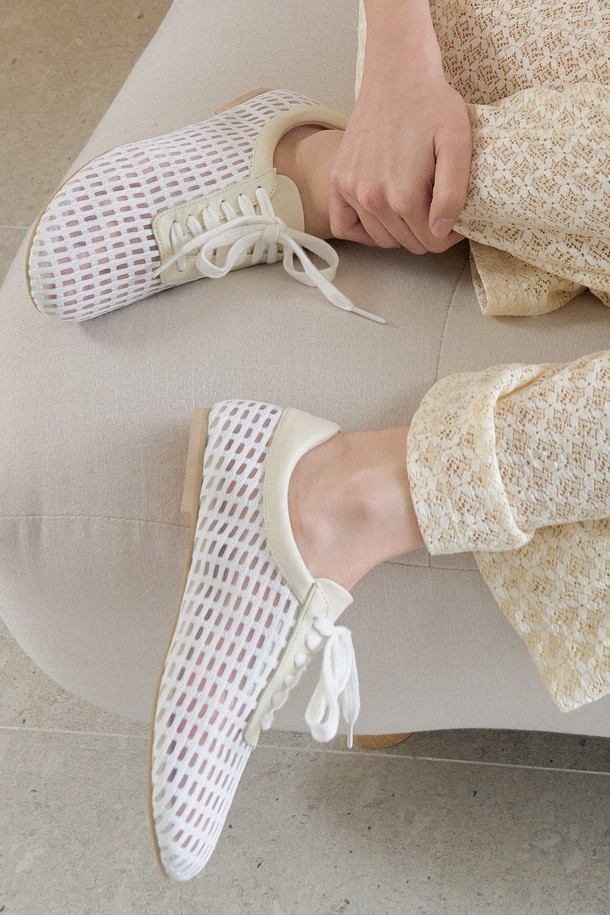 아이보리 컬러의 에어리 메시 플랫 F1177은 여름철 데이트룩, 쇼핑룩에 어울리는 여성용 플랫슈즈입니다. 라운드 앞코에 1cm 굽으로 편안함을 더했으며, 캐주얼, 미니멀, 걸리시 스타일을 연출하기 좋습니다. 통기성이 좋은 브리더블 메시 구조와 가벼운 무게감으로 시원하고 쾌적하게 착용 가능합니다. 레이스업 디자인으로 발등을 안정감 있게 잡아주며, 라텍스 쿠션 인솔이 편안한 착화감을 선사합니다. 주요 소재는 메시, 합성가죽, 시폰이며, 로우탑 디자인입니다.
