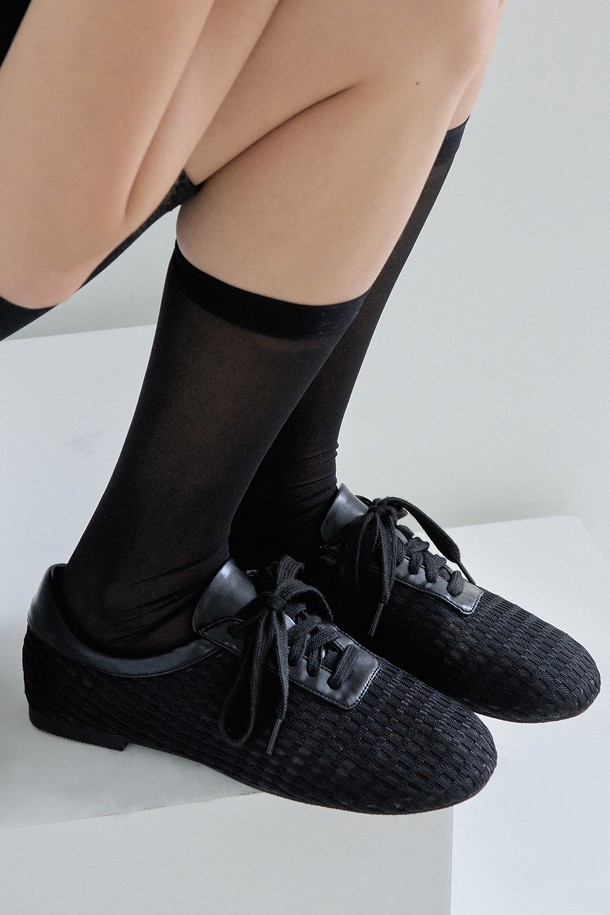 에어리 메시 플랫(블랙)은 시원하고 편안한 여름을 위한 여성 플랫슈즈입니다. 라운드 앞코 디자인에 블랙 컬러, 무지 패턴으로 어떤 스타일에도 잘 어울립니다. 메쉬, 합성가죽, 시폰 소재를 사용하여 통기성이 뛰어나며, 1cm 플랫 굽에 쿠션 인솔로 편안한 착용감을 제공합니다. 레이스업 디자인과 로우컷 탑라인이 발을 더욱 돋보이게 해주며, 브리더블 디자인으로 답답함 없이 시원하게 신을 수 있습니다. 데이트룩, 쇼핑룩 등 다양한 TPO에 미니멀, 캐주얼, 클래식 스타일을 연출해보세요.
