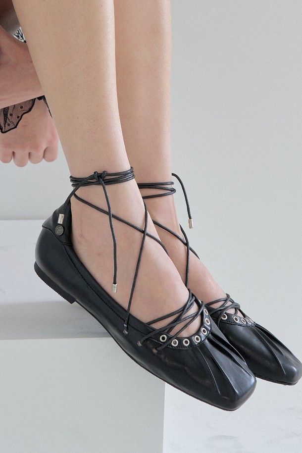 무아 스트랩 플랫(블랙)_F1121은 여성들을 위한 플랫슈즈입니다. 합성가죽 소재에 1cm 굽 높이의 플랫 타입으로, 발을 편안하게 감싸는 쿠션 라텍스 깔창을 사용했습니다. 앞코는 스퀘어 토 디자인이며, 스트랩으로 발등을 잡아주어 안정적인 착용감을 제공합니다. 일상, 데이트, 쇼핑 등의 TPO에 맞춰 미니멀, 클래식, 캐주얼 스타일로 연출하기 좋으며, 봄, 여름, 가을 계절에 활용하기 좋은 블랙 컬러의 무지 플랫슈즈입니다.
