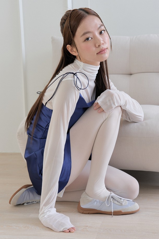 아르비 소가죽 스니커즈(BLUE)_SN2025는 데이트룩, 카페룩, 쇼핑룩에 잘 어울리는 제품입니다. 클래식, 미니멀, 캐주얼 스타일을 모두 소화할 수 있는 디자인으로 제작되었습니다. 부드러운 소가죽 소재와 세련된 새틴 마감으로 고급스러움을 더했습니다. 편안한 착용감과 스타일리시한 디자인을 동시에 만족시키는 스니커즈입니다. 어떤 룩에도 포인트가 되어 당신의 개성을 돋보이게 해 줄 것입니다.
