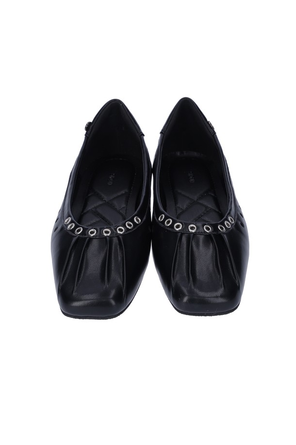 무아 스트랩 플랫(블랙)_F1121은 여성들을 위한 플랫슈즈입니다. 합성가죽 소재에 1cm 굽 높이의 플랫 타입으로, 발을 편안하게 감싸는 쿠션 라텍스 깔창을 사용했습니다. 앞코는 스퀘어 토 디자인이며, 스트랩으로 발등을 잡아주어 안정적인 착용감을 제공합니다. 일상, 데이트, 쇼핑 등의 TPO에 맞춰 미니멀, 클래식, 캐주얼 스타일로 연출하기 좋으며, 봄, 여름, 가을 계절에 활용하기 좋은 블랙 컬러의 무지 플랫슈즈입니다.
