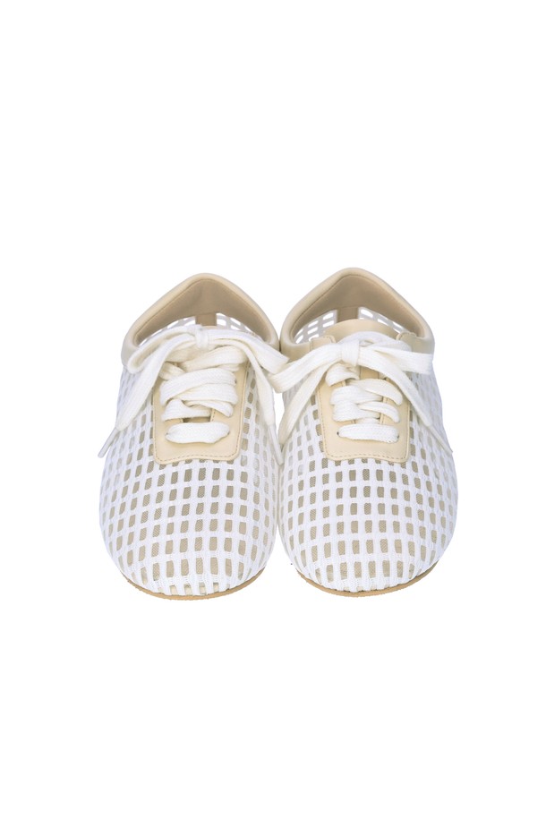 아이보리 컬러의 에어리 메시 플랫 F1177은 여름철 데이트룩, 쇼핑룩에 어울리는 여성용 플랫슈즈입니다. 라운드 앞코에 1cm 굽으로 편안함을 더했으며, 캐주얼, 미니멀, 걸리시 스타일을 연출하기 좋습니다. 통기성이 좋은 브리더블 메시 구조와 가벼운 무게감으로 시원하고 쾌적하게 착용 가능합니다. 레이스업 디자인으로 발등을 안정감 있게 잡아주며, 라텍스 쿠션 인솔이 편안한 착화감을 선사합니다. 주요 소재는 메시, 합성가죽, 시폰이며, 로우탑 디자인입니다.
