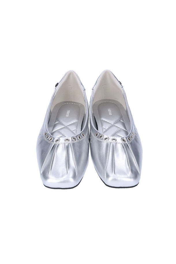 무아 스트랩 플랫(실버)_F1121은 여성용 플랫슈즈입니다. 은은하게 빛나는 실버 컬러의 합성가죽 소재로 제작되어 시원한 여름철에 착용하기 좋습니다. 스퀘어토 디자인과 투 스트랩 디테일이 세련된 느낌을 더하며, 앞코 주름 디테일이 포인트입니다. 굽 높이는 1cm이며, 라텍스 쿠션 깔창으로 편안한 착용감을 제공합니다. 데이트룩, 쇼핑룩 등 다양한 TPO에 미니멀, 클래식, 캐주얼 스타일로 연출하기 좋습니다.
