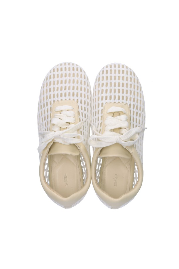 아이보리 컬러의 에어리 메시 플랫 F1177은 여름철 데이트룩, 쇼핑룩에 어울리는 여성용 플랫슈즈입니다. 라운드 앞코에 1cm 굽으로 편안함을 더했으며, 캐주얼, 미니멀, 걸리시 스타일을 연출하기 좋습니다. 통기성이 좋은 브리더블 메시 구조와 가벼운 무게감으로 시원하고 쾌적하게 착용 가능합니다. 레이스업 디자인으로 발등을 안정감 있게 잡아주며, 라텍스 쿠션 인솔이 편안한 착화감을 선사합니다. 주요 소재는 메시, 합성가죽, 시폰이며, 로우탑 디자인입니다.
