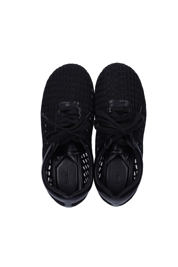 에어리 메시 플랫(블랙)은 시원하고 편안한 여름을 위한 여성 플랫슈즈입니다. 라운드 앞코 디자인에 블랙 컬러, 무지 패턴으로 어떤 스타일에도 잘 어울립니다. 메쉬, 합성가죽, 시폰 소재를 사용하여 통기성이 뛰어나며, 1cm 플랫 굽에 쿠션 인솔로 편안한 착용감을 제공합니다. 레이스업 디자인과 로우컷 탑라인이 발을 더욱 돋보이게 해주며, 브리더블 디자인으로 답답함 없이 시원하게 신을 수 있습니다. 데이트룩, 쇼핑룩 등 다양한 TPO에 미니멀, 캐주얼, 클래식 스타일을 연출해보세요.
