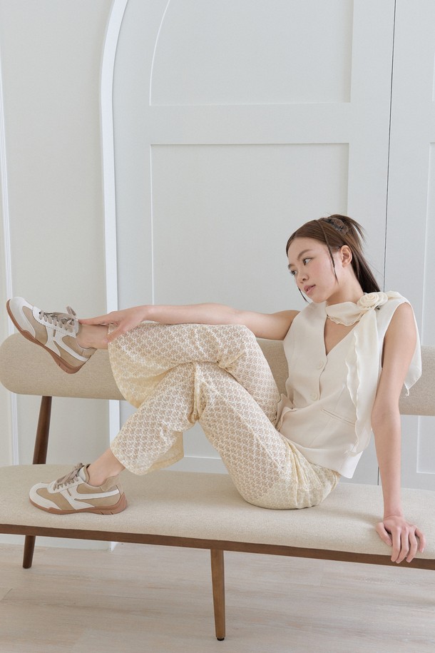 플로리 소가죽 스웨이드 스니커즈(BEIGE)_SN2027는 부드러운 소가죽 스웨이드 소재와 1.5cm 로우힐 굽으로 편안한 착화감을 제공하는 여성 스니커즈입니다. 베이지 색상의 라운드 앞코 디자인으로, 캐주얼, 클래식, 미니멀 스타일 모두 소화 가능하며, 사계절 내내 활용할 수 있습니다. 동네 마실룩, 쇼핑룩, 산책룩 등 다양한 TPO에 어울리는 데일리 슈즈로, 뛰어난 그립감과 내구성을 자랑합니다. 레이스업 방식으로 간편하게 착용할 수 있으며, 로우컷 탑라인으로 발목을 시원하게 드러냅니다. 발볼은 보통으로 제작되었습니다.
