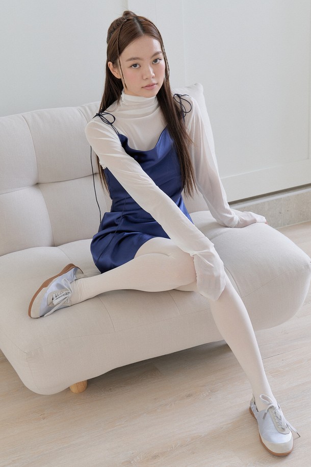 아르비 소가죽 스니커즈(BLUE)_SN2025는 데이트룩, 카페룩, 쇼핑룩에 잘 어울리는 제품입니다. 클래식, 미니멀, 캐주얼 스타일을 모두 소화할 수 있는 디자인으로 제작되었습니다. 부드러운 소가죽 소재와 세련된 새틴 마감으로 고급스러움을 더했습니다. 편안한 착용감과 스타일리시한 디자인을 동시에 만족시키는 스니커즈입니다. 어떤 룩에도 포인트가 되어 당신의 개성을 돋보이게 해 줄 것입니다.
