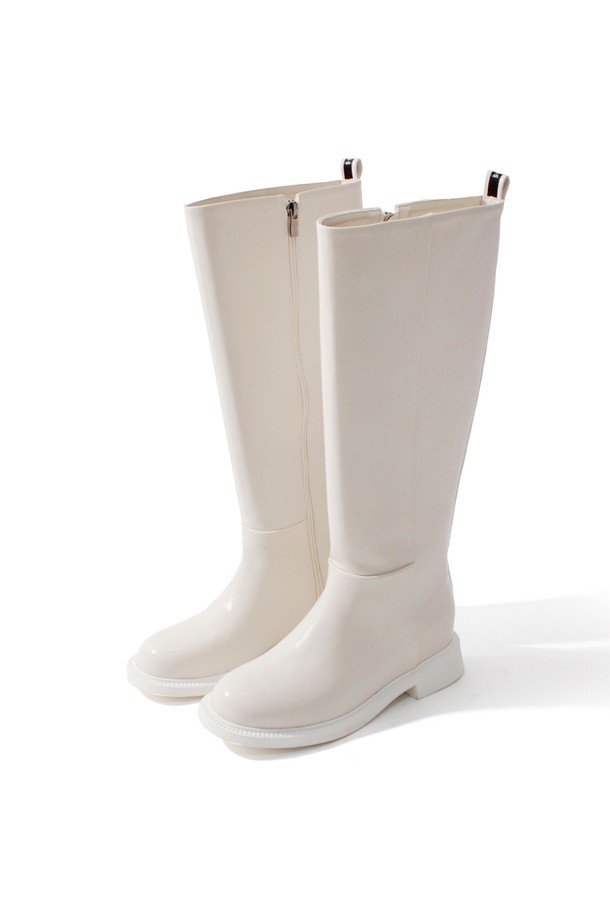 레지나 롱 부츠_B2515 (아이보리)는 여성용 롱 부츠로, 가을과 겨울에 착용하기 좋습니다. 라운드 토우 디자인에 발등을 덮는 스타일로, 합성가죽 소재를 사용하여 제작되었습니다. 굽 높이는 2.8cm 로우힐이며, 측면 지퍼로 간편하게 신고 벗을 수 있습니다. 무지 패턴에 탈부착 가능한 진주 로고 체인과 컷라인 디테일, 로고 라벨이 더해져 클래식, 미니멀, 캐주얼 스타일 모두 소화 가능하며, 데이트룩과 겨울 데일리룩에 잘 어울립니다.
