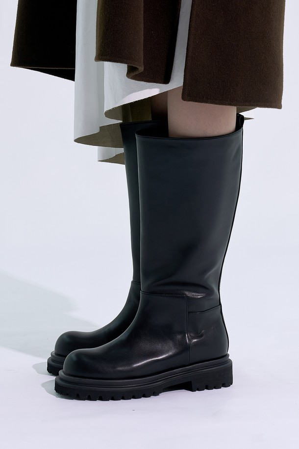 가비 와이드 롱 미들부츠_B1540(BLACK)는 부드러운 합성가죽 소재의 블랙 롱부츠입니다. 라운드토 디자인에 5cm 미들힐로 편안한 착용감을 선사하며, 와이드 탑라인과 넓은 샤프트로 다리 라인을 더욱 돋보이게 합니다. 일상, 출근룩, 모임룩 등 다양한 TPO에 활용 가능하며, 클래식, 미니멀, 시크 스타일을 연출하기 좋습니다. 풀링 장식과 컷팅 디테일이 세련된 포인트를 더하고, 라텍스 쿠션 깔창이 편안한 착화감을 제공합니다. 풀온 방식으로 편하게 신고 벗을 수 있는 디자인입니다.
