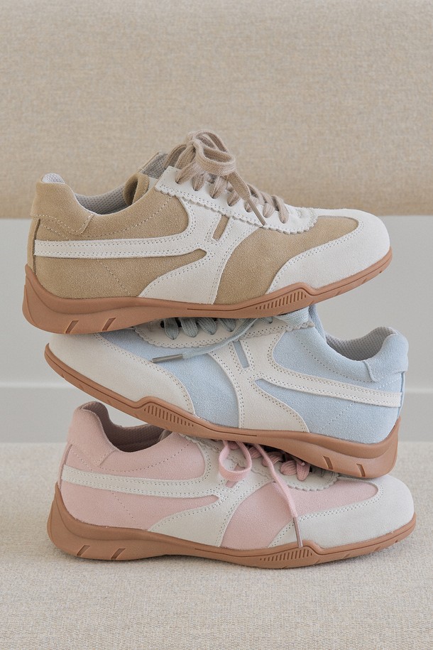 플로리 소가죽 스웨이드 스니커즈(PINK)_SN2027는 부드러운 소가죽 스웨이드 소재와 1.5cm 플랫 굽으로 편안한 착화감을 선사합니다. 핑크 컬러의 무지 디자인으로, 캐주얼, 미니멀, 클래식 스타일을 즐겨 입는 여성분들께 어울립니다. 사계절 내내 신을 수 있으며, 페달 세트인 디자인과 우수한 그립감, 내구성이 특징입니다. 동네 마실, 산책, 카페 등 일상적인 상황에서 센스 있는 스타일을 연출해보세요. 발볼 너비는 9cm입니다.
