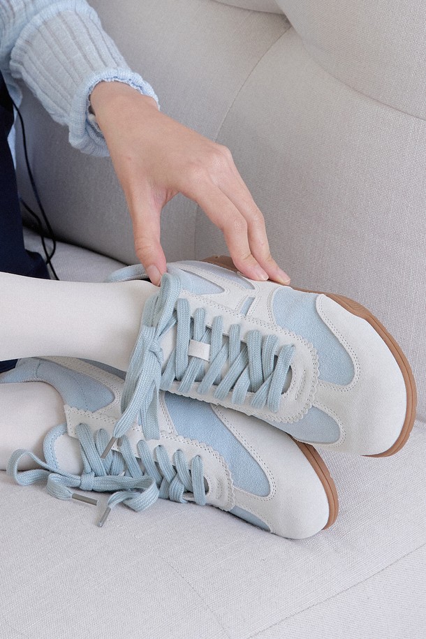 플로리 소가죽 스웨이드 스니커즈(BLUE)_SN2027는 부드러운 소가죽 스웨이드 소재와 세련된 블루 컬러가 돋보이는 여성용 스니커즈입니다. 라운드 앞코 디자인과 플랫 굽(1.5cm)으로 편안한 착용감을 선사하며, 슬립온 스타일로 신고 벗기 편리합니다. 일상, 여행 등 다양한 TPO에 맞춰 캐주얼, 미니멀, 클래식 스타일을 연출할 수 있으며, 봄, 여름, 가을 사계절 내내 활용 가능합니다. 특히, 페달 슬립온 디자인, 우수한 그립감, 내구성 있는 구조로 편안함과 스타일을 동시에 잡았습니다. 발볼은 9cm입니다.
