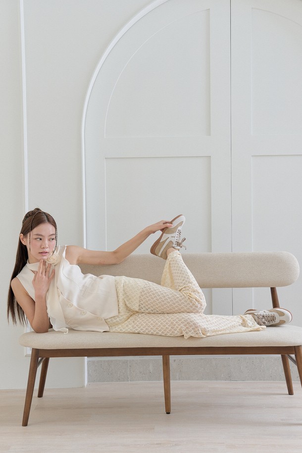 플로리 소가죽 스웨이드 스니커즈(BEIGE)_SN2027는 부드러운 소가죽 스웨이드 소재와 1.5cm 로우힐 굽으로 편안한 착화감을 제공하는 여성 스니커즈입니다. 베이지 색상의 라운드 앞코 디자인으로, 캐주얼, 클래식, 미니멀 스타일 모두 소화 가능하며, 사계절 내내 활용할 수 있습니다. 동네 마실룩, 쇼핑룩, 산책룩 등 다양한 TPO에 어울리는 데일리 슈즈로, 뛰어난 그립감과 내구성을 자랑합니다. 레이스업 방식으로 간편하게 착용할 수 있으며, 로우컷 탑라인으로 발목을 시원하게 드러냅니다. 발볼은 보통으로 제작되었습니다.
