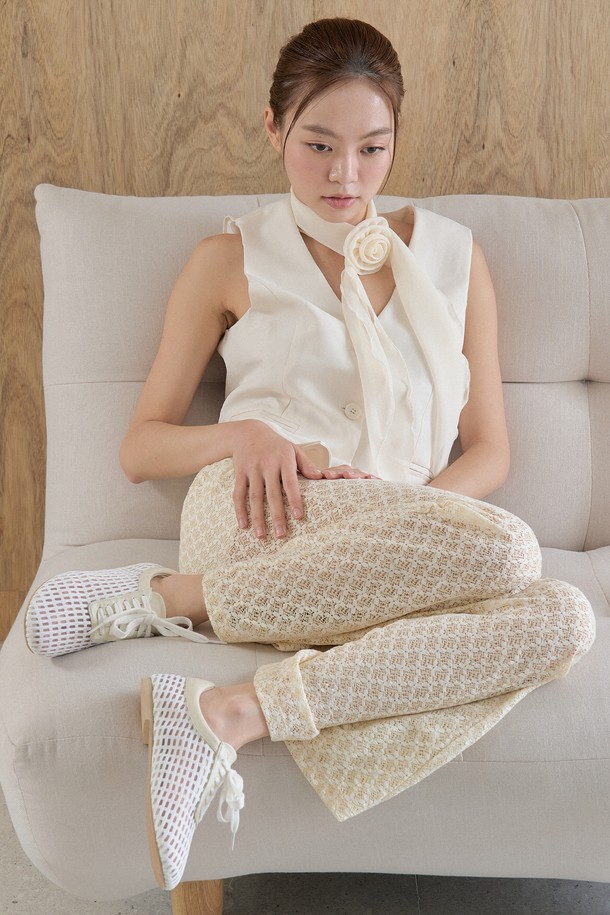 아이보리 컬러의 에어리 메시 플랫 F1177은 여름철 데이트룩, 쇼핑룩에 어울리는 여성용 플랫슈즈입니다. 라운드 앞코에 1cm 굽으로 편안함을 더했으며, 캐주얼, 미니멀, 걸리시 스타일을 연출하기 좋습니다. 통기성이 좋은 브리더블 메시 구조와 가벼운 무게감으로 시원하고 쾌적하게 착용 가능합니다. 레이스업 디자인으로 발등을 안정감 있게 잡아주며, 라텍스 쿠션 인솔이 편안한 착화감을 선사합니다. 주요 소재는 메시, 합성가죽, 시폰이며, 로우탑 디자인입니다.
