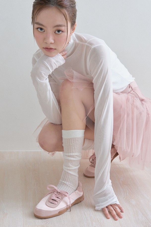 아르비 소가죽 새틴 스니커즈(PINK)_SN2025는 여성용 스니커즈로, 일상, 동네 마실, 산책, 여행 등 다양한 TPO에 활용하기 좋습니다. 부드러운 소가죽과 은은한 광택의 새틴 소재가 조화롭게 어우러져 캐주얼, 미니멀, 클래식 스타일 모두 소화 가능합니다. 굽 높이 1.5cm의 플랫 형태로 편안한 착용감을 제공하며, 라운드 앞코 디자인과 끈 타입의 여밈으로 발을 안정적으로 감싸줍니다. 핑크(PINK)와 BLUK 두 가지 컬러로 출시되었으며, 튼튼한 내구성과 우수한 접지력, 폭신한 라텍스 깔창, 사이드랜딩 디테일이 특징입니다.
