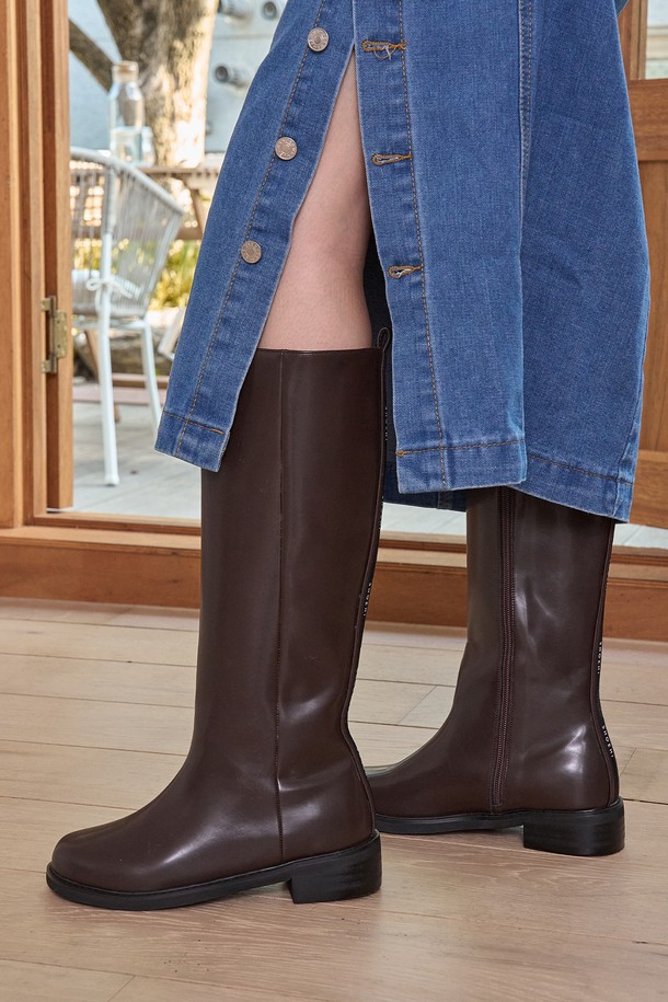 세련된 스타일을 완성하는 "세레나 롱 부츠_B2511 (브라운)"을 소개합니다. 라운드 토 디자인과 3.5cm 로우힐 굽으로 편안함과 세련됨을 동시에 선사하며, 부드러운 합성 가죽 소재로 제작되어 고급스러운 분위기를 연출합니다. 탈부착 가능한 진주 로고 체인 장식이 포인트이며, 사이드 지퍼와 로고 라벨 디테일로 브랜드의 아이덴티티를 더했습니다. 가을, 겨울 시즌 데이트룩 또는 데일리룩에 클래식, 미니멀, 캐주얼 무드를 더해줄 완벽한 아이템입니다. 브라운 컬러로 어떤 스타일에도 자연스럽게 매치하여 멋스러운 룩을 완성해보세요.
