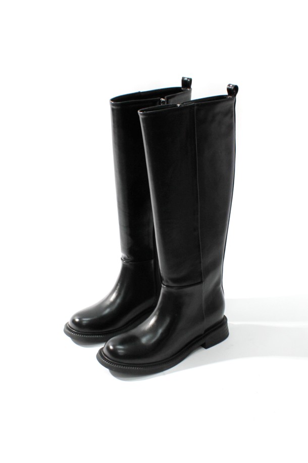 레지나 롱 부츠_B2515 (블랙)는 세련된 스타일을 연출하는 여성 롱 부츠입니다. 라운드 토우 디자인과 합성 가죽 소재로 제작되었으며, 굽 높이는 2.8cm의 로우힐입니다. 측면 지퍼와 진주 로고 체인 장식, 로고 라벨, 컷 포인트 힐 디자인이 특징입니다. 블랙 컬러의 무지 패턴으로, 데이트룩과 겨울 데일리룩에 클래식, 미니멀, 시크한 스타일을 더합니다. 가을, 겨울 시즌에 폭넓게 활용하기 좋은 아이템입니다.
