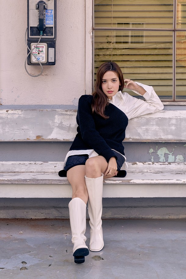 쥬디 베이직 롱부츠_B2121(IVORY)는 여성용 롱부츠입니다. 아이보리, 블랙, 브라운 세 가지 색상으로 출시되었으며, 가을과 겨울에 착용하기 좋습니다. 라운드 앞코에 4cm 미들힐 디자인으로, 슬림한 실루엣과 심플한 디자인이 특징입니다. 가죽 및 스웨이드 소재를 사용하여 보온성을 높였으며, 지퍼형 여밈으로 편안하게 신고 벗을 수 있습니다. 클래식, 미니멀, 시크 스타일의 겨울 데일리룩, 데이트룩, 출근룩에 잘 어울립니다.
