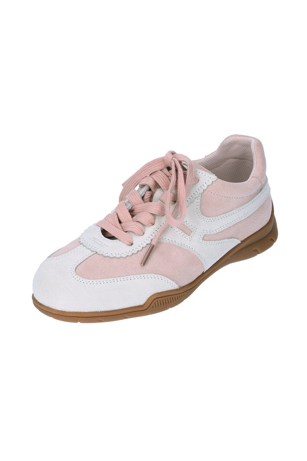 플로리 소가죽 스웨이드 스니커즈(PINK)_SN2027는 부드러운 소가죽 스웨이드 소재와 1.5cm 플랫 굽으로 편안한 착화감을 선사합니다. 핑크 컬러의 무지 디자인으로, 캐주얼, 미니멀, 클래식 스타일을 즐겨 입는 여성분들께 어울립니다. 사계절 내내 신을 수 있으며, 페달 세트인 디자인과 우수한 그립감, 내구성이 특징입니다. 동네 마실, 산책, 카페 등 일상적인 상황에서 센스 있는 스타일을 연출해보세요. 발볼 너비는 9cm입니다.
