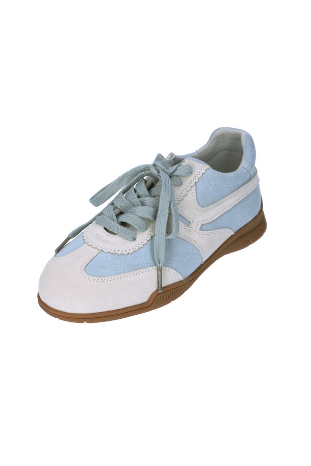 플로리 소가죽 스웨이드 스니커즈(BLUE)_SN2027는 부드러운 소가죽 스웨이드 소재와 세련된 블루 컬러가 돋보이는 여성용 스니커즈입니다. 라운드 앞코 디자인과 플랫 굽(1.5cm)으로 편안한 착용감을 선사하며, 슬립온 스타일로 신고 벗기 편리합니다. 일상, 여행 등 다양한 TPO에 맞춰 캐주얼, 미니멀, 클래식 스타일을 연출할 수 있으며, 봄, 여름, 가을 사계절 내내 활용 가능합니다. 특히, 페달 슬립온 디자인, 우수한 그립감, 내구성 있는 구조로 편안함과 스타일을 동시에 잡았습니다. 발볼은 9cm입니다.
