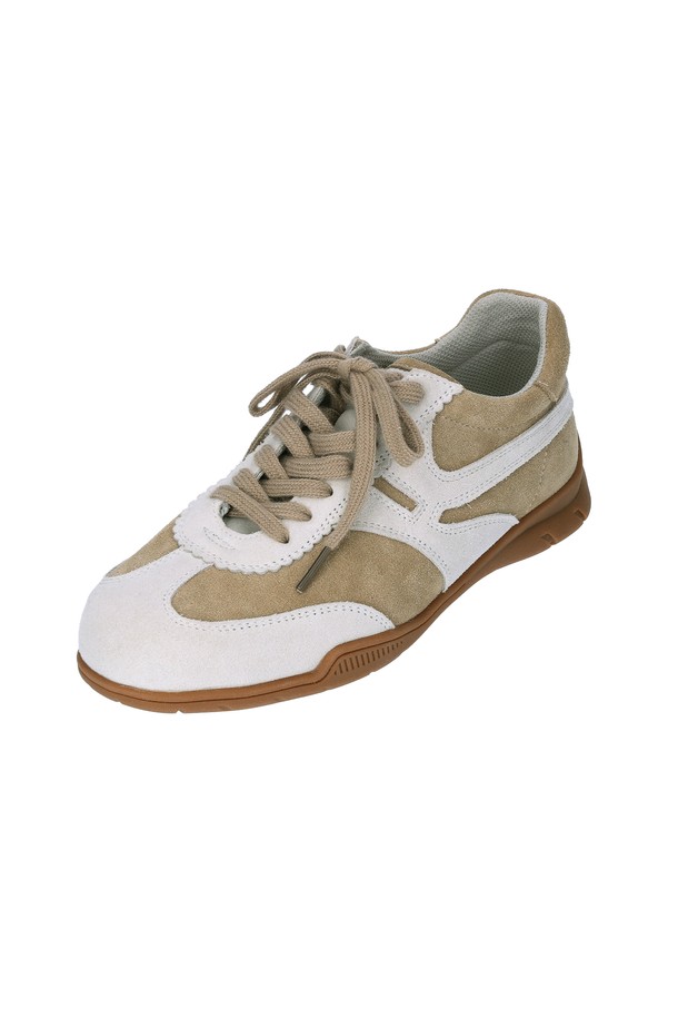 플로리 소가죽 스웨이드 스니커즈(BEIGE)_SN2027는 부드러운 소가죽 스웨이드 소재와 1.5cm 로우힐 굽으로 편안한 착화감을 제공하는 여성 스니커즈입니다. 베이지 색상의 라운드 앞코 디자인으로, 캐주얼, 클래식, 미니멀 스타일 모두 소화 가능하며, 사계절 내내 활용할 수 있습니다. 동네 마실룩, 쇼핑룩, 산책룩 등 다양한 TPO에 어울리는 데일리 슈즈로, 뛰어난 그립감과 내구성을 자랑합니다. 레이스업 방식으로 간편하게 착용할 수 있으며, 로우컷 탑라인으로 발목을 시원하게 드러냅니다. 발볼은 보통으로 제작되었습니다.
