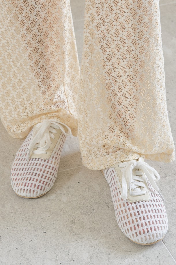 아이보리 컬러의 에어리 메시 플랫 F1177은 여름철 데이트룩, 쇼핑룩에 어울리는 여성용 플랫슈즈입니다. 라운드 앞코에 1cm 굽으로 편안함을 더했으며, 캐주얼, 미니멀, 걸리시 스타일을 연출하기 좋습니다. 통기성이 좋은 브리더블 메시 구조와 가벼운 무게감으로 시원하고 쾌적하게 착용 가능합니다. 레이스업 디자인으로 발등을 안정감 있게 잡아주며, 라텍스 쿠션 인솔이 편안한 착화감을 선사합니다. 주요 소재는 메시, 합성가죽, 시폰이며, 로우탑 디자인입니다.
