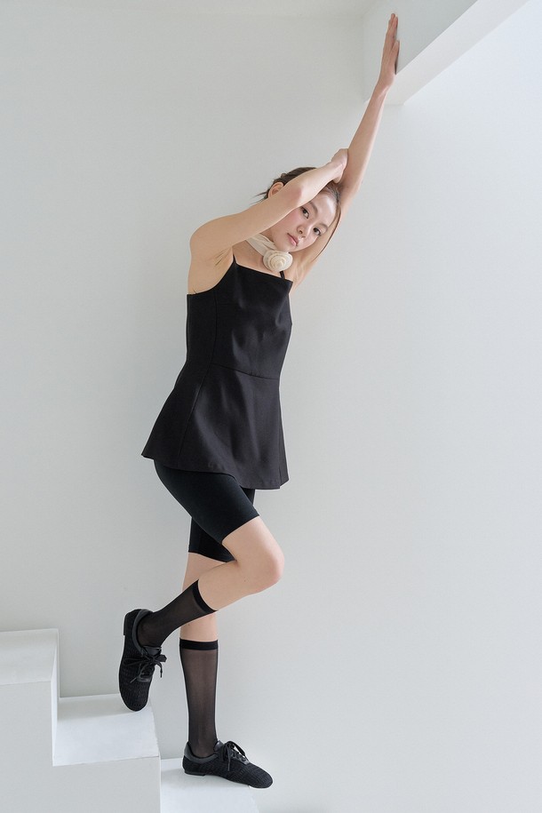 에어리 메시 플랫(블랙)은 시원하고 편안한 여름을 위한 여성 플랫슈즈입니다. 라운드 앞코 디자인에 블랙 컬러, 무지 패턴으로 어떤 스타일에도 잘 어울립니다. 메쉬, 합성가죽, 시폰 소재를 사용하여 통기성이 뛰어나며, 1cm 플랫 굽에 쿠션 인솔로 편안한 착용감을 제공합니다. 레이스업 디자인과 로우컷 탑라인이 발을 더욱 돋보이게 해주며, 브리더블 디자인으로 답답함 없이 시원하게 신을 수 있습니다. 데이트룩, 쇼핑룩 등 다양한 TPO에 미니멀, 캐주얼, 클래식 스타일을 연출해보세요.
