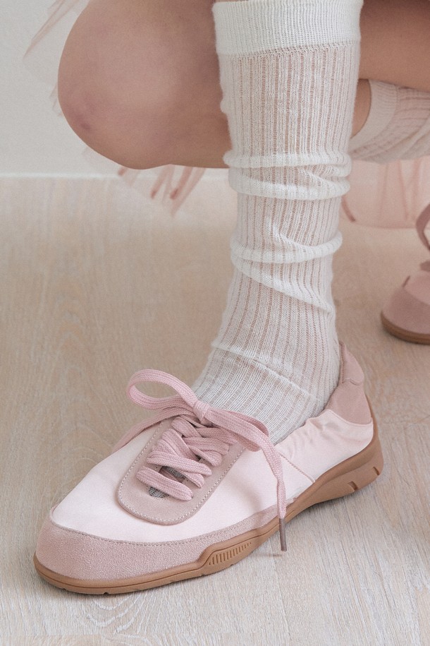 아르비 소가죽 새틴 스니커즈(PINK)_SN2025는 여성용 스니커즈로, 일상, 동네 마실, 산책, 여행 등 다양한 TPO에 활용하기 좋습니다. 부드러운 소가죽과 은은한 광택의 새틴 소재가 조화롭게 어우러져 캐주얼, 미니멀, 클래식 스타일 모두 소화 가능합니다. 굽 높이 1.5cm의 플랫 형태로 편안한 착용감을 제공하며, 라운드 앞코 디자인과 끈 타입의 여밈으로 발을 안정적으로 감싸줍니다. 핑크(PINK)와 BLUK 두 가지 컬러로 출시되었으며, 튼튼한 내구성과 우수한 접지력, 폭신한 라텍스 깔창, 사이드랜딩 디테일이 특징입니다.
