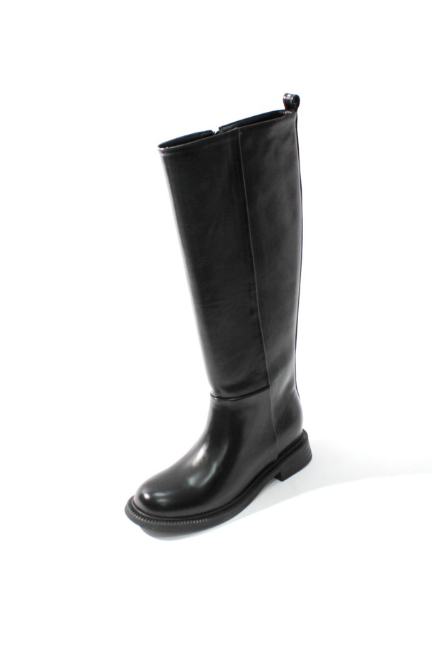 레지나 롱 부츠_B2515 (블랙)는 세련된 스타일을 연출하는 여성 롱 부츠입니다. 라운드 토우 디자인과 합성 가죽 소재로 제작되었으며, 굽 높이는 2.8cm의 로우힐입니다. 측면 지퍼와 진주 로고 체인 장식, 로고 라벨, 컷 포인트 힐 디자인이 특징입니다. 블랙 컬러의 무지 패턴으로, 데이트룩과 겨울 데일리룩에 클래식, 미니멀, 시크한 스타일을 더합니다. 가을, 겨울 시즌에 폭넓게 활용하기 좋은 아이템입니다.
