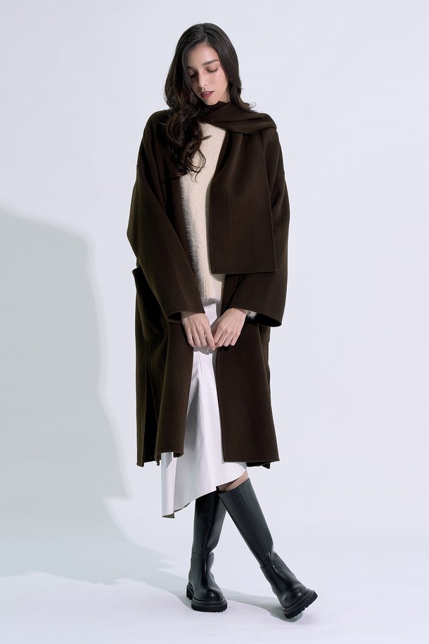 가비 와이드 롱 미들부츠_B1540(BLACK)는 부드러운 합성가죽 소재의 블랙 롱부츠입니다. 라운드토 디자인에 5cm 미들힐로 편안한 착용감을 선사하며, 와이드 탑라인과 넓은 샤프트로 다리 라인을 더욱 돋보이게 합니다. 일상, 출근룩, 모임룩 등 다양한 TPO에 활용 가능하며, 클래식, 미니멀, 시크 스타일을 연출하기 좋습니다. 풀링 장식과 컷팅 디테일이 세련된 포인트를 더하고, 라텍스 쿠션 깔창이 편안한 착화감을 제공합니다. 풀온 방식으로 편하게 신고 벗을 수 있는 디자인입니다.
