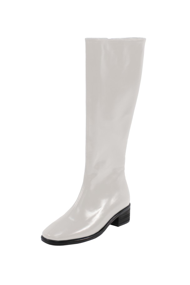 쥬디 베이직 롱부츠_B2121(IVORY)는 여성용 롱부츠입니다. 아이보리, 블랙, 브라운 세 가지 색상으로 출시되었으며, 가을과 겨울에 착용하기 좋습니다. 라운드 앞코에 4cm 미들힐 디자인으로, 슬림한 실루엣과 심플한 디자인이 특징입니다. 가죽 및 스웨이드 소재를 사용하여 보온성을 높였으며, 지퍼형 여밈으로 편안하게 신고 벗을 수 있습니다. 클래식, 미니멀, 시크 스타일의 겨울 데일리룩, 데이트룩, 출근룩에 잘 어울립니다.
