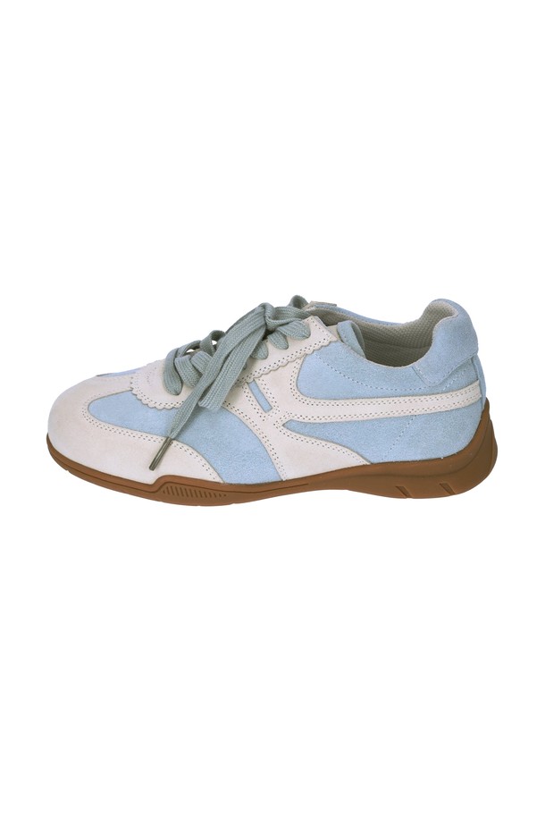 플로리 소가죽 스웨이드 스니커즈(BLUE)_SN2027는 부드러운 소가죽 스웨이드 소재와 세련된 블루 컬러가 돋보이는 여성용 스니커즈입니다. 라운드 앞코 디자인과 플랫 굽(1.5cm)으로 편안한 착용감을 선사하며, 슬립온 스타일로 신고 벗기 편리합니다. 일상, 여행 등 다양한 TPO에 맞춰 캐주얼, 미니멀, 클래식 스타일을 연출할 수 있으며, 봄, 여름, 가을 사계절 내내 활용 가능합니다. 특히, 페달 슬립온 디자인, 우수한 그립감, 내구성 있는 구조로 편안함과 스타일을 동시에 잡았습니다. 발볼은 9cm입니다.
