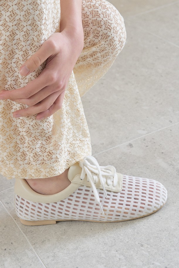 아이보리 컬러의 에어리 메시 플랫 F1177은 여름철 데이트룩, 쇼핑룩에 어울리는 여성용 플랫슈즈입니다. 라운드 앞코에 1cm 굽으로 편안함을 더했으며, 캐주얼, 미니멀, 걸리시 스타일을 연출하기 좋습니다. 통기성이 좋은 브리더블 메시 구조와 가벼운 무게감으로 시원하고 쾌적하게 착용 가능합니다. 레이스업 디자인으로 발등을 안정감 있게 잡아주며, 라텍스 쿠션 인솔이 편안한 착화감을 선사합니다. 주요 소재는 메시, 합성가죽, 시폰이며, 로우탑 디자인입니다.
