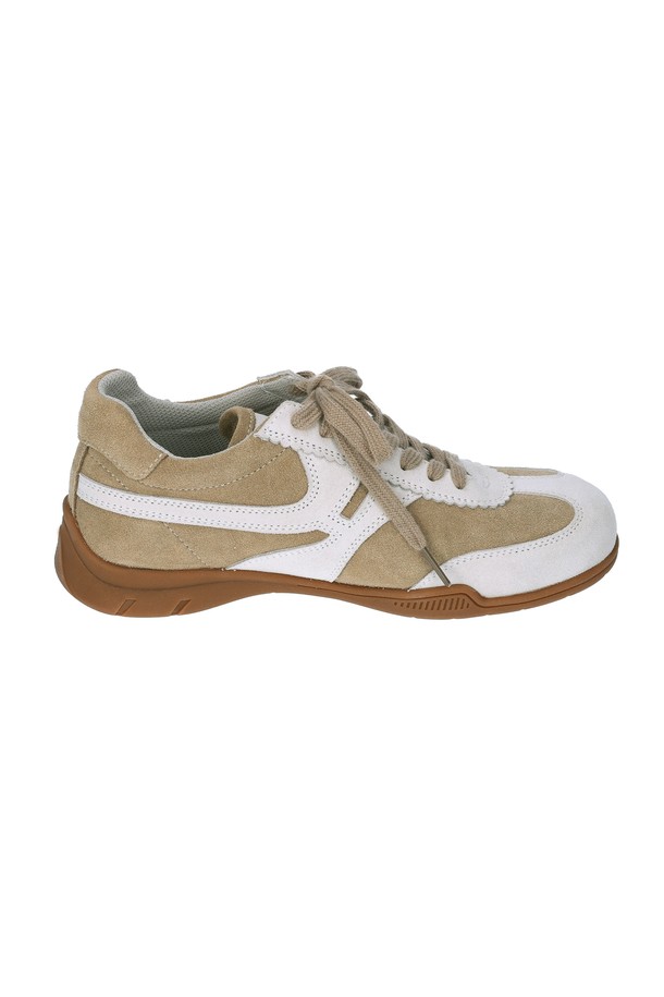 플로리 소가죽 스웨이드 스니커즈(BEIGE)_SN2027는 부드러운 소가죽 스웨이드 소재와 1.5cm 로우힐 굽으로 편안한 착화감을 제공하는 여성 스니커즈입니다. 베이지 색상의 라운드 앞코 디자인으로, 캐주얼, 클래식, 미니멀 스타일 모두 소화 가능하며, 사계절 내내 활용할 수 있습니다. 동네 마실룩, 쇼핑룩, 산책룩 등 다양한 TPO에 어울리는 데일리 슈즈로, 뛰어난 그립감과 내구성을 자랑합니다. 레이스업 방식으로 간편하게 착용할 수 있으며, 로우컷 탑라인으로 발목을 시원하게 드러냅니다. 발볼은 보통으로 제작되었습니다.
