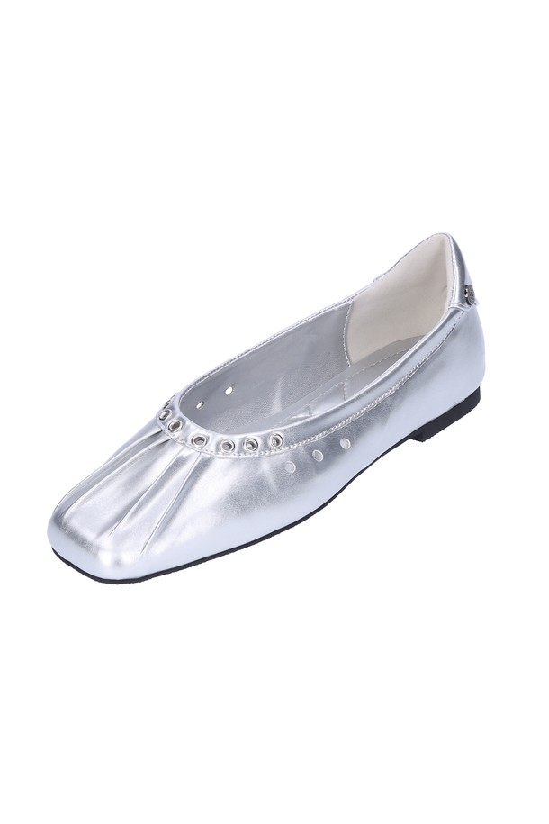 무아 스트랩 플랫(실버)_F1121은 여성용 플랫슈즈입니다. 은은하게 빛나는 실버 컬러의 합성가죽 소재로 제작되어 시원한 여름철에 착용하기 좋습니다. 스퀘어토 디자인과 투 스트랩 디테일이 세련된 느낌을 더하며, 앞코 주름 디테일이 포인트입니다. 굽 높이는 1cm이며, 라텍스 쿠션 깔창으로 편안한 착용감을 제공합니다. 데이트룩, 쇼핑룩 등 다양한 TPO에 미니멀, 클래식, 캐주얼 스타일로 연출하기 좋습니다.
