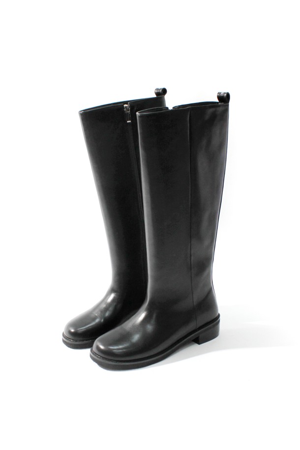 세련된 스타일을 완성하는 세레나 롱 부츠_B2511 (블랙)을 만나보세요. 부드러운 합성가죽 소재에 라운드 토 디자인으로 편안함과 시크함을 동시에 선사합니다. 3.5cm 로우힐 굽으로 다리 라인을 살려주며, 사이드 지퍼와 탈부착 가능한 진주 로고 체인 장식, 로고 라벨 디테일이 돋보입니다. 가을, 겨울 시즌 데이트룩, 겨울 데일리룩에 클래식, 미니멀, 시크한 매력을 더해보세요. 블랙 컬러의 무지 디자인은 어떤 스타일에도 쉽게 매치되어 활용도가 높습니다.
