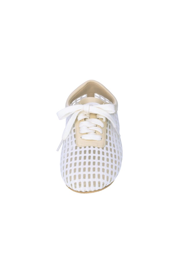 아이보리 컬러의 에어리 메시 플랫 F1177은 여름철 데이트룩, 쇼핑룩에 어울리는 여성용 플랫슈즈입니다. 라운드 앞코에 1cm 굽으로 편안함을 더했으며, 캐주얼, 미니멀, 걸리시 스타일을 연출하기 좋습니다. 통기성이 좋은 브리더블 메시 구조와 가벼운 무게감으로 시원하고 쾌적하게 착용 가능합니다. 레이스업 디자인으로 발등을 안정감 있게 잡아주며, 라텍스 쿠션 인솔이 편안한 착화감을 선사합니다. 주요 소재는 메시, 합성가죽, 시폰이며, 로우탑 디자인입니다.
