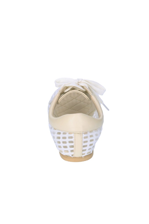 아이보리 컬러의 에어리 메시 플랫 F1177은 여름철 데이트룩, 쇼핑룩에 어울리는 여성용 플랫슈즈입니다. 라운드 앞코에 1cm 굽으로 편안함을 더했으며, 캐주얼, 미니멀, 걸리시 스타일을 연출하기 좋습니다. 통기성이 좋은 브리더블 메시 구조와 가벼운 무게감으로 시원하고 쾌적하게 착용 가능합니다. 레이스업 디자인으로 발등을 안정감 있게 잡아주며, 라텍스 쿠션 인솔이 편안한 착화감을 선사합니다. 주요 소재는 메시, 합성가죽, 시폰이며, 로우탑 디자인입니다.
